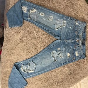 Low rise blue jeans with rips